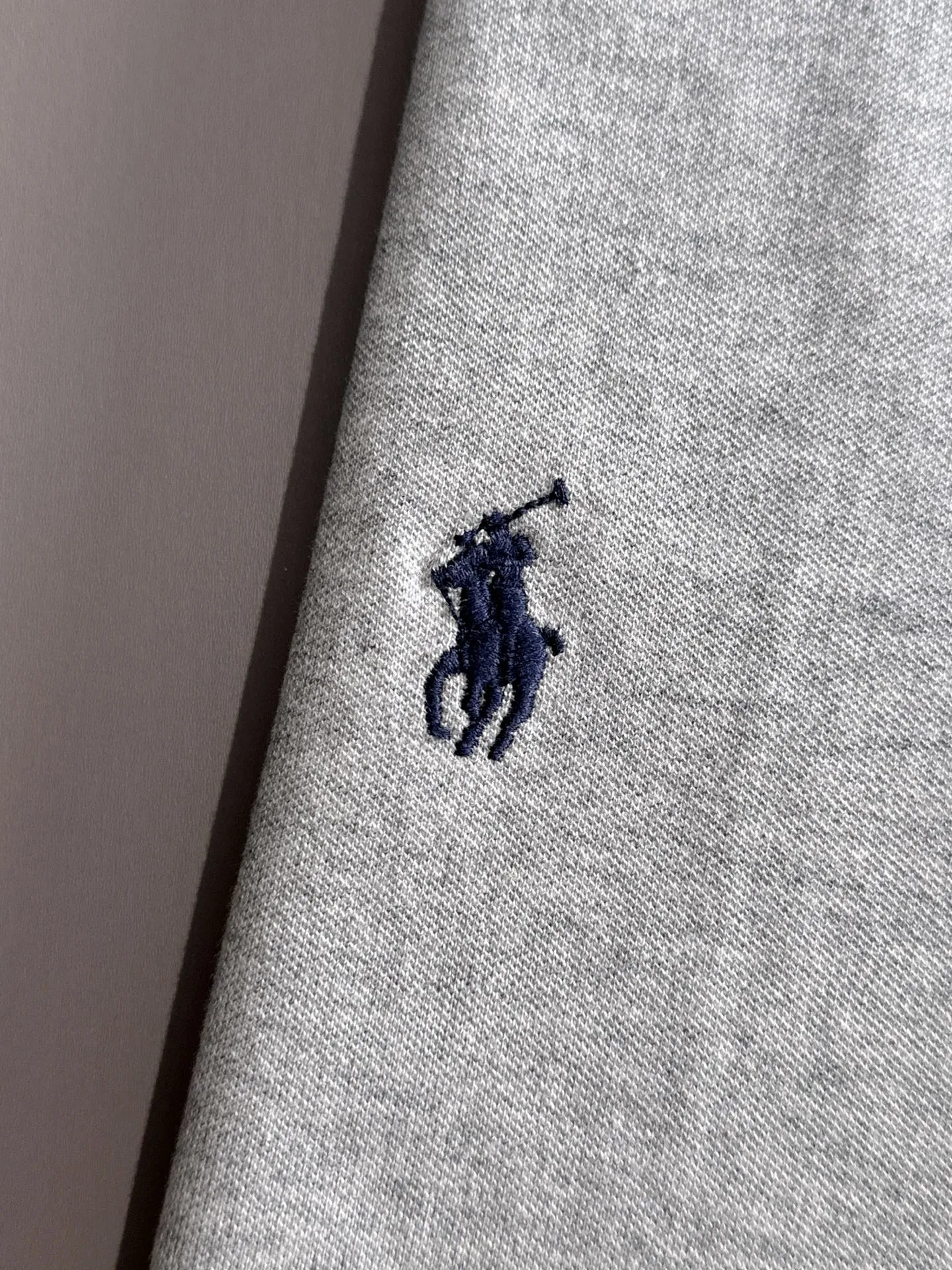 P190 Ralph Lauren/Ralph Lauren [High Quality] Distinguished from ordinary fabrics on the market, men's pure cotton, business casual solid color, short-sleeved T-shirt, lapel POLO shirt, men's summer essentials ✔ In a man's wardrobe, polo shirts must occupy an important place! When it comes to polo shirts made of pure cotton, Ralph Lauren is the perfect choice for comfort and quality ✔ The first choice for high quality! Classic basics that will never go out of style! Designed with classic solid colors, each color can easily match various occasions! Made of 240g pure cotton pique fabric, it is skin-friendly, comfortable and has good breathability, making summer wear refreshing and worry-free! The right shoulder style modifies the shoulder shape, enhances the style and temperament, and perfectly fits everyone's needs! Whether it is daily travel or business occasions, it is easy and versatile! The feeling of relaxation is even better. Everywhere you look, there are texture details! There are many colors to choose from, from stable dark colors to dynamic light colors, meeting the needs of different occasions! Exquisite workmanship, the improvement of one's own image is the pursuit of quality of life! , the details of the turning and wiring are also the original factory craftsmanship. Needless to say, the quality is after all, it is something from the original factory... If you like it, don’t miss it! For men, this type of short-sleeved Polo shirt is naturally indispensable!  All three standards are complete! Simple business casual essentials! Color: Black White Gray Royal Blue Size: M-2XL